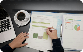 커피와 함께 업무하는 모습